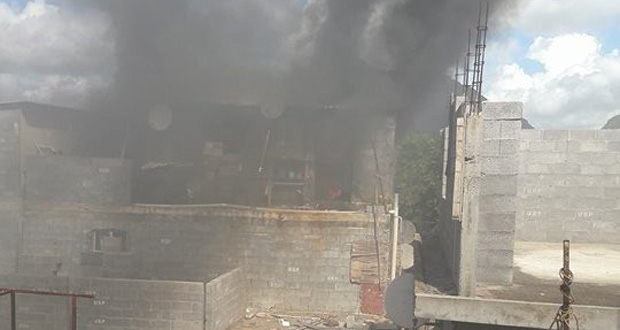 Une maison en proie aux flammes à Bambous