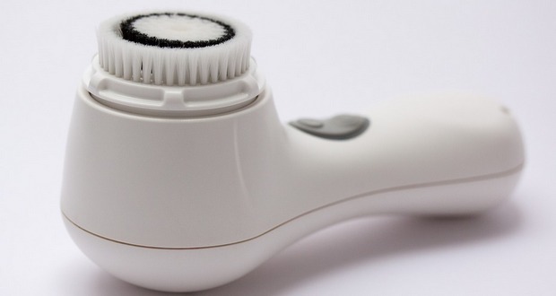 Les brosses nettoyantes pour visage passées au peigne fin