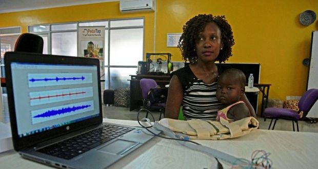 Ouganda: une «veste intelligente» pour diagnostiquer la pneumonie