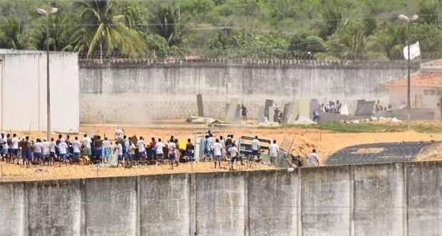 Brésil: des restes d'au moins deux corps découverts dans la prison de Natal