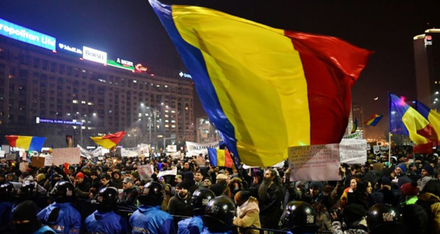 Manifestations géantes en Roumanie: le gouvernement sous pression