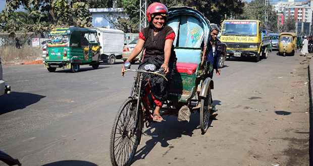 «Crazy Auntie», seule femme cyclo-rickshaw du Bangladesh