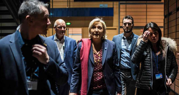 France: deux proches de Marine Le Pen en garde à vue