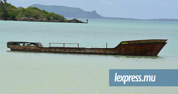 Anse-La-Raie : épave flottante dans le lagon