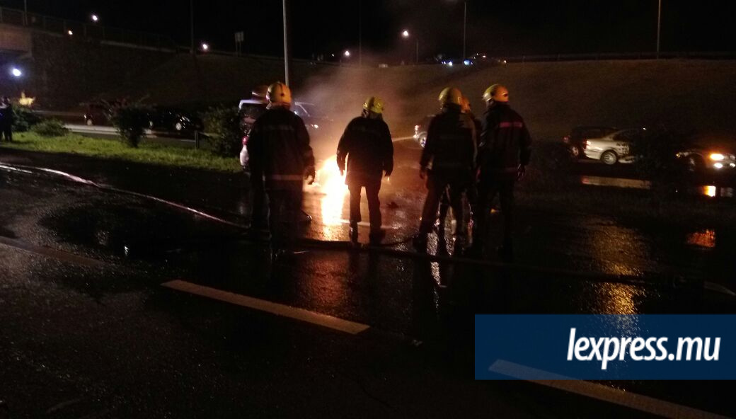 [Diaporama] Une voiture prend feu à Bagatelle, trois blessés