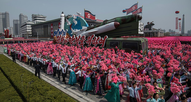 Corée du Nord: show militaire mais tir de missile raté