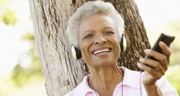 Les malades souffrant de démence et d'Alzheimer réagissent positivement à l'écoute de leur musique préférée