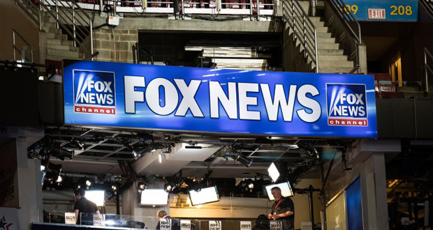 Un présentateur complotiste de Fox News dans la tourmente
