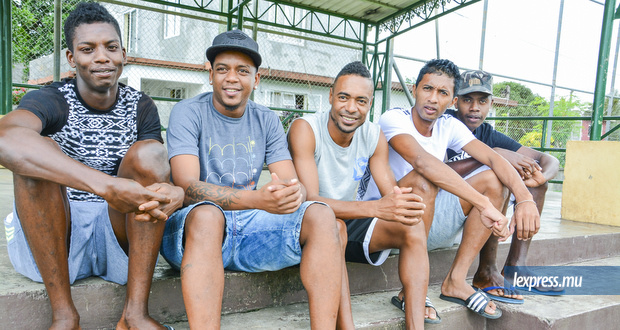 Petite-Rivière-Noire: ces footballeurs souriants et enthousiastes