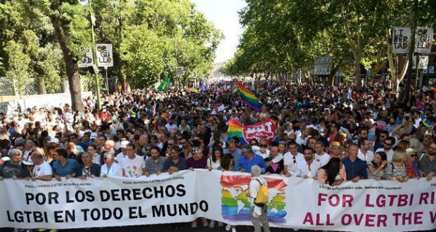 A Madrid, une marche mondiale LGBT très festive et surveillée