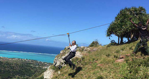 A Rodrigues: le PM fait de la tyrolienne en chemise en pantalon