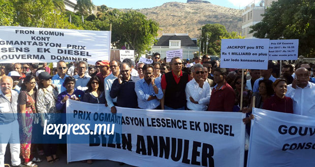 Hausse du prix des carburants: «Gouvernman jouisseurs lev paké alé !» scandent les manifestants