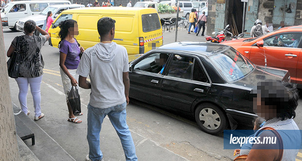 Taxis marrons: certains gagnent environ Rs 1 000 par jour