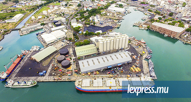 Fuite d’huile au port: la décharge d’un navire aurait mal tourné