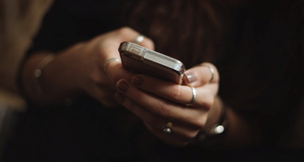 À cause du téléphone portable: lors d’une dispute, il frappe violemment sa fille de 14 ans