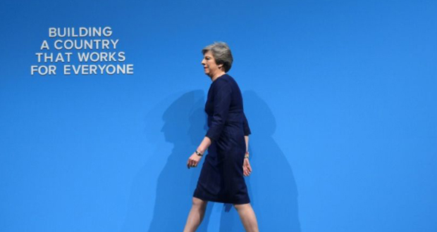 Theresa May, Première ministre en péril