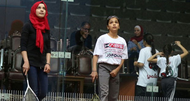 Loin de la guerre, de jeunes réfugiées syriennes se libèrent au squash