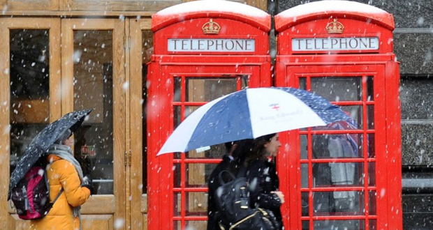 Chutes de neige au Royaume-Uni: les transports perturbés