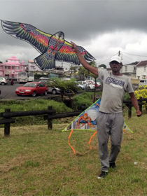 Anouar: le vendeur d’oiseaux artificiels
