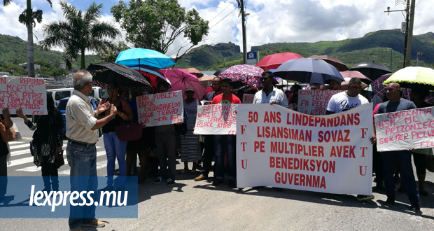 Port-Louis: des travailleurs marchent contre les licenciements