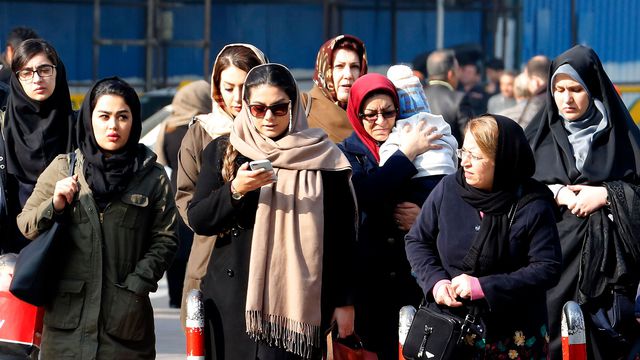 Iran: une manifestante contre le voile fait sensation sur la Toile
