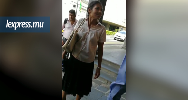 Devant le bureau du Premier ministre: une femme fait un esclandre