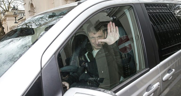 Royaume-Uni: des diplomates russes expulsés quittent l'ambassade à Londres