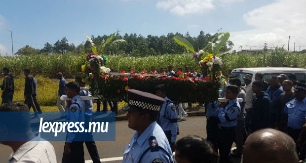 Accident Mortel a Moka: les funérailles tout en émotion de policiers à leur collègue