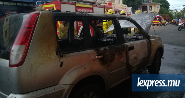 À Sainte-Croix: une voiture ravagée par les flammes