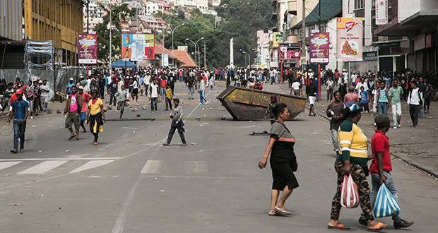 Affrontements à Madagascar: la COI lance un appel à la retenue 