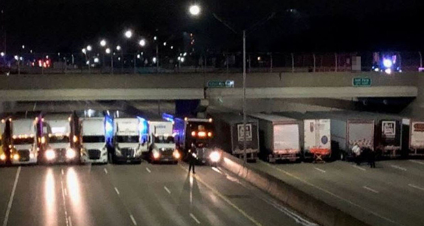 Etats-Unis: 13 camions sous un pont pour empêcher un suicide