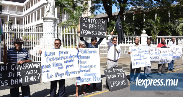 Manif devant le Parlement: «Nou pa pou arété tan ki pri l’essence pa bésé!»