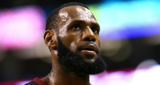NBA - LeBron James, en bermuda, ne rate pas son entrée