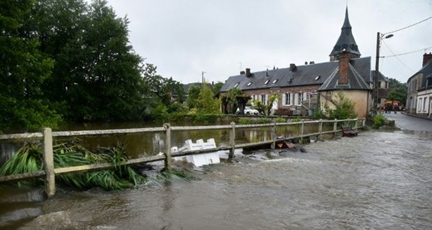 Orages et inondations balaient la France, un homme noyé en Normandie
