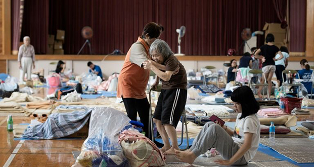 Forcés par les inondations de quitter leur maison, des Japonais retournent à l'école