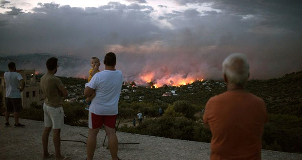 Incendies en Grèce: au moins 50 morts, dont 26 dans la cour d'une villa