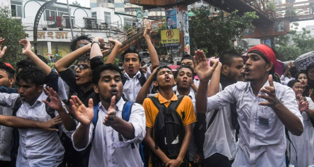 Au Bangladesh, des adolescents bloquent les routes pour réclamer une meilleure sécurité routière