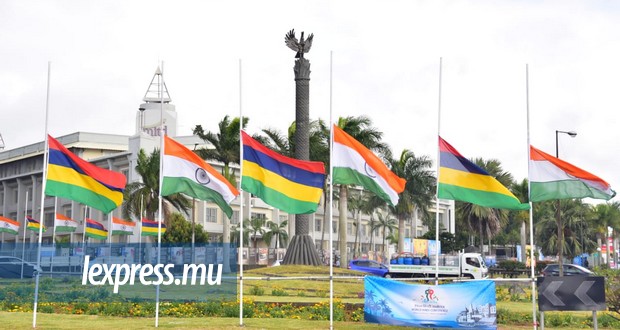 World Hindi Conference : Les drapeaux et posters font broncher 