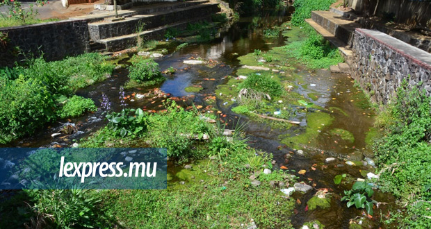 Flacq: écoulement d’eau difficile à la rivière St-Anne