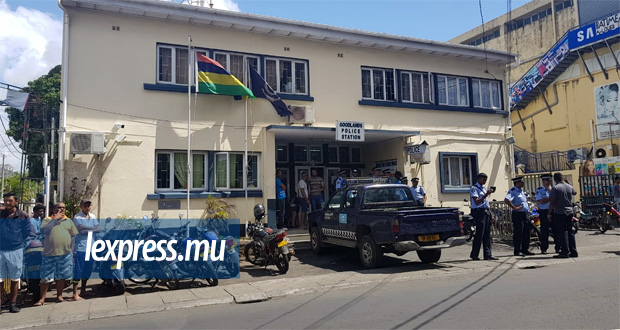 Goodlands: une centaine de personnes amassées devant le poste de police 