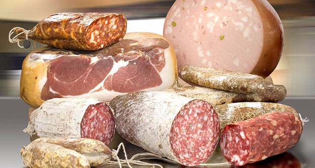 Cancer du sein: saucisses et bacon montrés du doigt