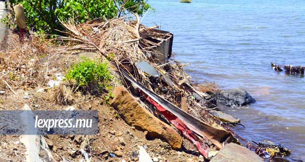 Anse-Jonchée: la pollution envahit le rivage