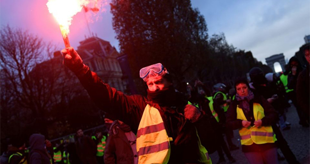 «Gilets jaunes»: les forces de l’ordre utilisent gaz lacrymogènes et lanceur d’eau sur les Champs-Elysées
