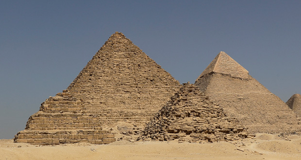 Egypte: polémique autour d'une vidéo d'un couple nu au sommet d'une pyramide