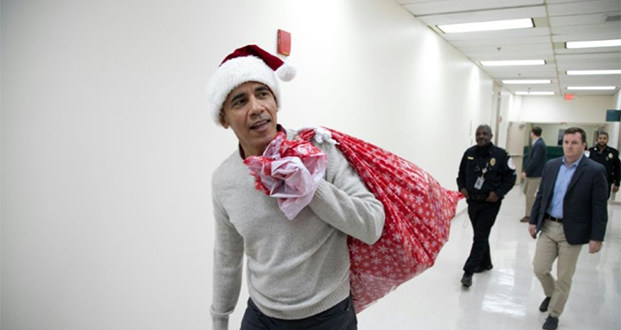 Obama, en père Noël, distribue des cadeaux à des enfants malades