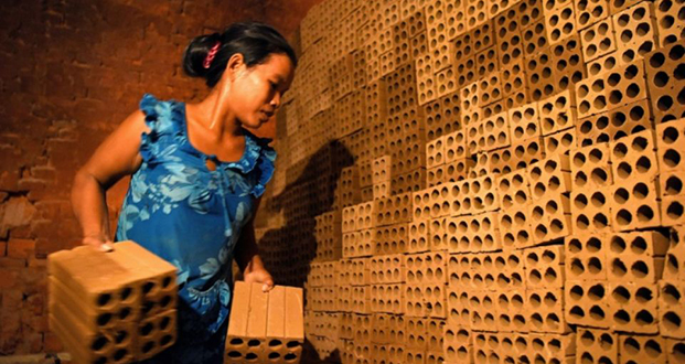 Au Cambodge, les réfugiés climatiques, esclaves modernes des fabriques de briques