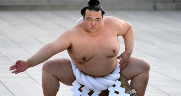 Sumo: Kisenosato, seul actuel «yokozuna» né au Japon, prend sa retraite