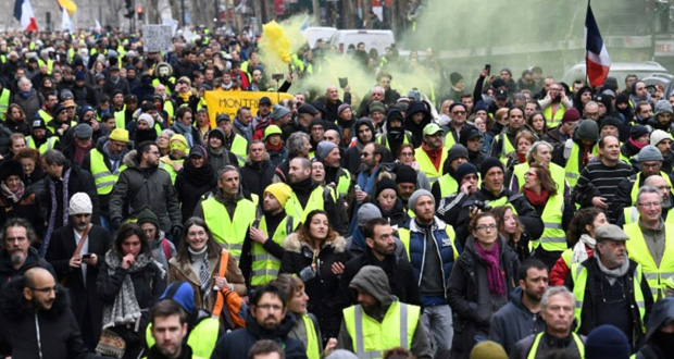 «Gilets jaunes»: des «foulards rouges» défilent à Paris pour les institutions