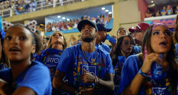 Neymar dans les tribunes au carnaval de Rio