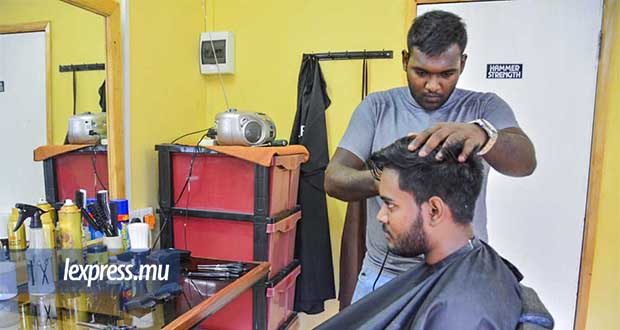 Krishna Keshav Ponien: un coiffeur à la voix de rossignol